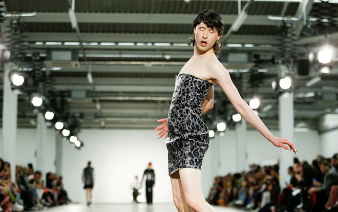 Người mẫu rũ rượi, đi đứng xiêu vẹo như thây ma tại tuần lễ thời trang London Xuân/Hè 2020