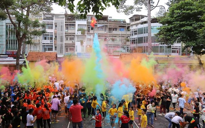 'Cuộc chiến' bột màu tưng bừng chẳng thua kém những lễ hội đường phố của học sinh trường THPT Trần Khai Nguyên