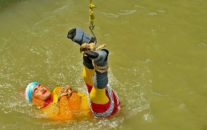 Lý giải nguyên nhân pháp sư Ấn Độ bỏ mạng khi thực hiện ảo thuật dưới sông Hằng