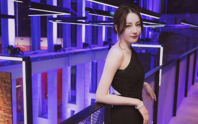 Qúa xinh đẹp tại sự kiện, Địch Lệ Nhiệt Ba ngay lập tức lọt top 1 tìm kiếm trên Weibo