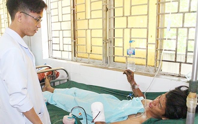 Nam thanh niên phải cắt cụt bàn tay bị dập nát vì vừa dùng điện thoại vừa sạc pin