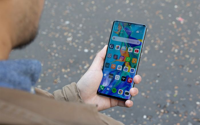 Huawei sẽ hoàn tiền cho người dùng nếu smartphone của họ không dùng được Facebook, YouTube