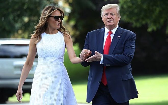 Vợ chồng Tổng thống Trump tươi cười rạng rỡ, tay trong tay một cách tình tứ