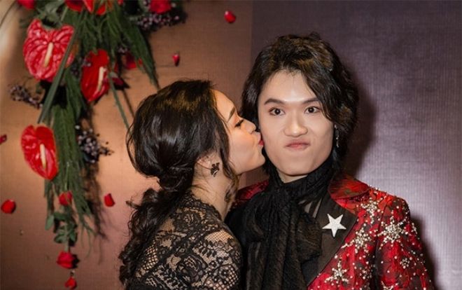 Đánh phấn trắng, tô son xí muội, Quang Trung gây bất ngờ khi trang điểm còn đậm hơn đồng nghiệp nữ