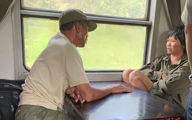 Nhân viên tàu SE8 khống chế thành công người đàn ông nghi ngáo đá hành hung vợ