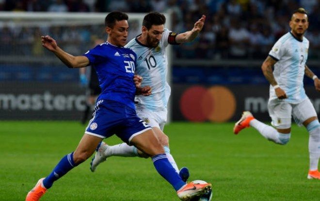 Messi ghi bàn trên chấm 11m giải cứu Argentina