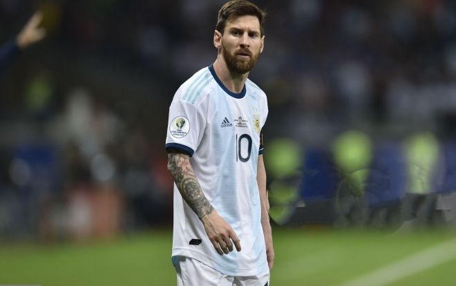 Messi nhổ nước bọt khi chứng kiến hàng thủ Argentina đá như 'mơ ngủ'