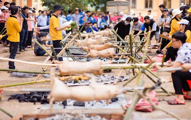 ‘Party ra trường’ hoành tráng của học sinh Đắk Lắk: Đánh trận giả, thỏa sức nướng heo và thưởng thức rượu cần