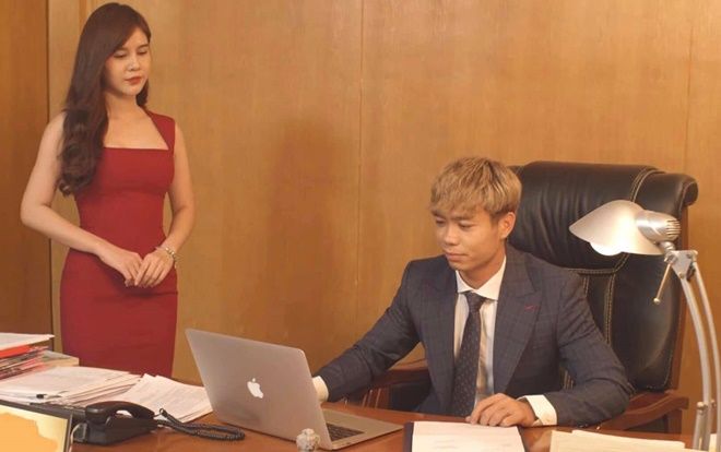 Công Phượng bất ngờ hóa thân thành chủ tịch, MC Thu Hoài trở thành 'Thư ký Kim' xinh đẹp