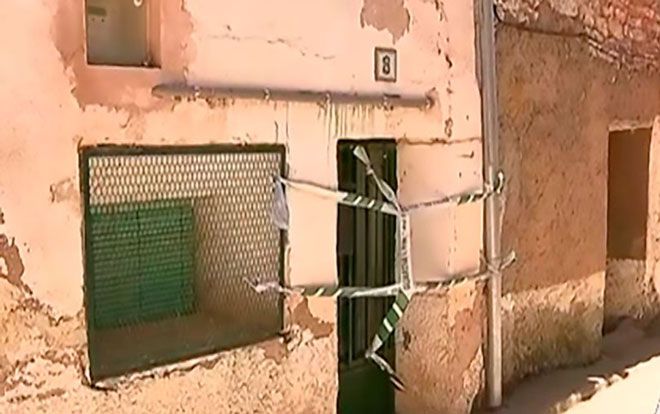 Hai con giết mẹ già rồi đổ bê tông chôn xác trong tường gây rúng động
