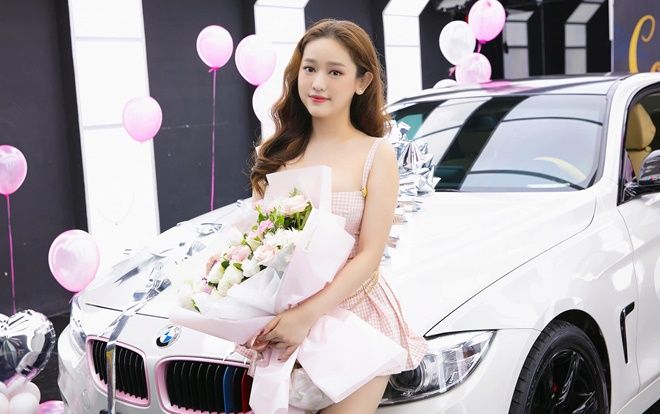 Nói là làm, Thuý Vi đã khoe ảnh rạng rỡ bên xe hơi 2 tỷ và khẳng định 'dư sức mua túi Hermes'