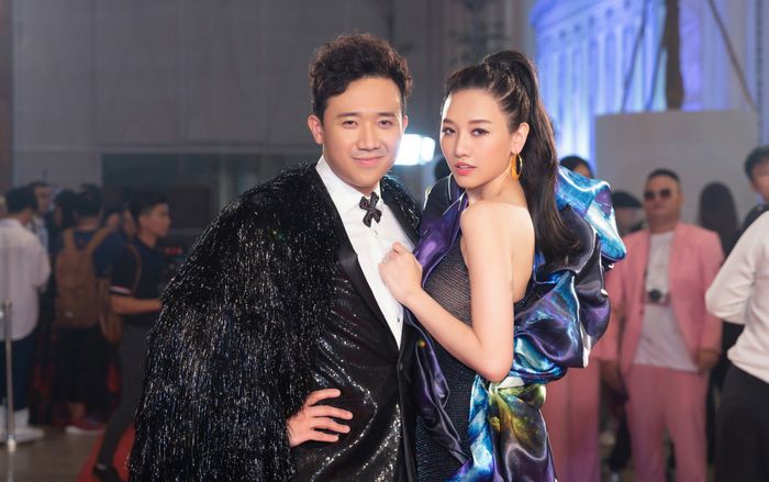 Trấn Thành - Hari Won diện trang phục sequin lộng lẫy như ông hoàng bà chúa