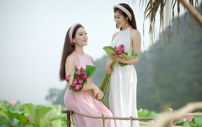 Chị em Sao Mai Huyền Trang nền nã, e ấp bên hoa sen