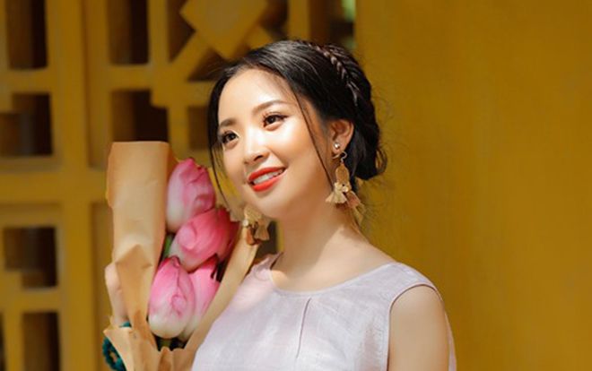 Cũng là chụp ảnh với hoa sen, nhưng Hoa khôi ĐH Kinh tế quốc dân lại gây thương nhớ với cách rất riêng