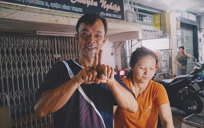 Xe bánh tráng nướng 'câm điếc' và câu chuyện phía sau của cặp vợ chồng Sài Gòn khiến nhiều người xót xa