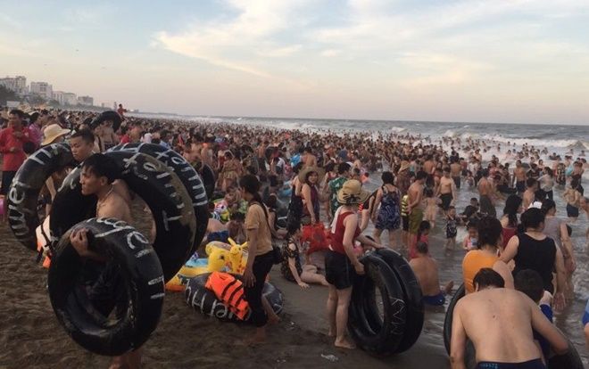 Biển Sầm Sơn đông nghịt người ngày nắng nóng trên 40 độ C