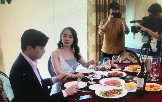 Về Nhà Đi Con: Loạt ảnh hậu trường của 'kẻ thứ ba' xuất hiện, khẳng định sóng gió của Vũ - Thư sắp bắt đầu