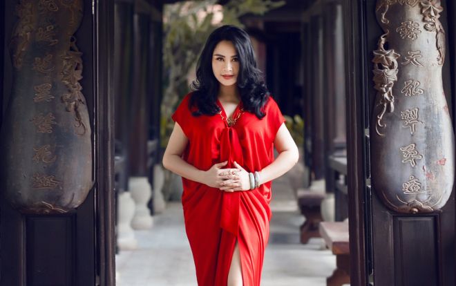 Hiếm hoi nhận làm mẫu ảnh, diva Thanh Lam diện váy đỏ đơn sắc sang trọng hút hồn