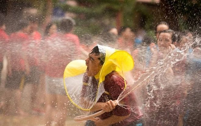 Bước vào trận đại chiến bóng nước với khí thế hừng hực, nam sinh trường THPT Thủ Đức bị 'dập' tả tơi ngay sau đó khiến CĐM bật cười