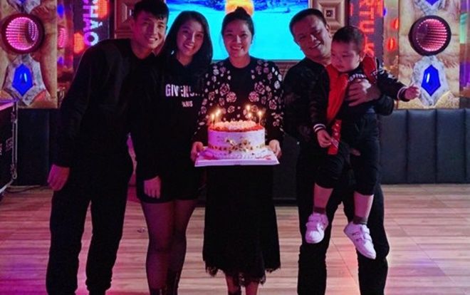 Bùi Tiến Dũng rạng rỡ ra mắt gia đình vợ sắp cưới