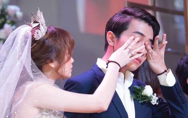 Cris Phan rơi nước mắt nói với vợ: 'Việt Nam có 95 triệu người, nhưng không hiểu sao anh lại tìm được em'