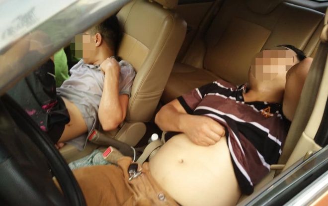 Ô tô đang đi bất ngờ tạt lên vỉa hè, hai thanh niên ngồi trên xe ngả ghế nằm lăn ra ngủ