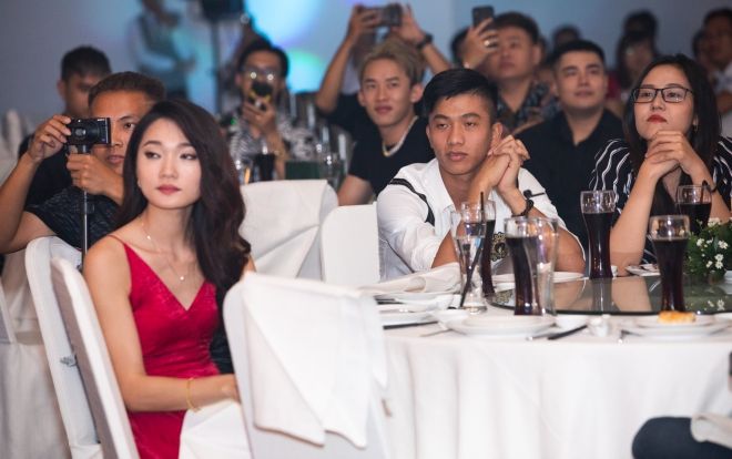 Văn Đức - Ngọc Nữ làm dấy lên tin đồn chia tay khi cùng dự đám cưới Cris Phan nhưng 'lơ đẹp' nhau