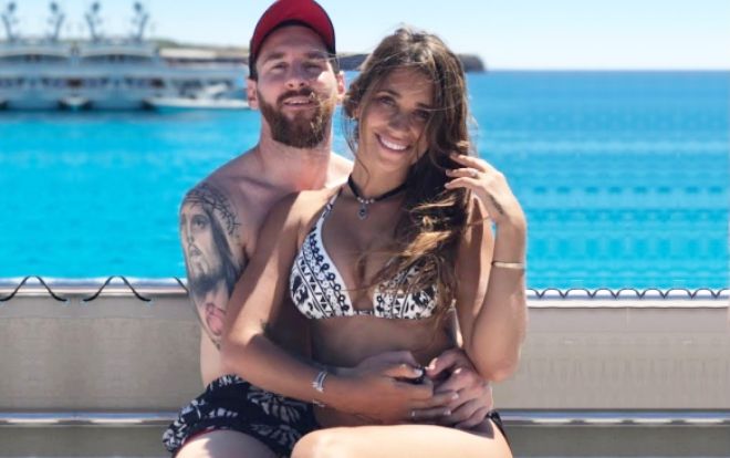 Vợ Messi cực quyến rũ, xuất hiện cùng con trai chứng kiến Argentina vào tứ kết