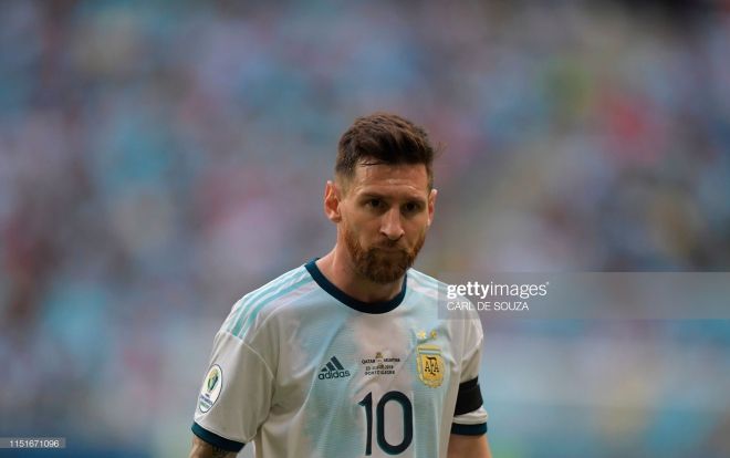 Messi suýt khóc, ôm cám ơn Aguero trong trận thắng nhân ngày sinh nhật