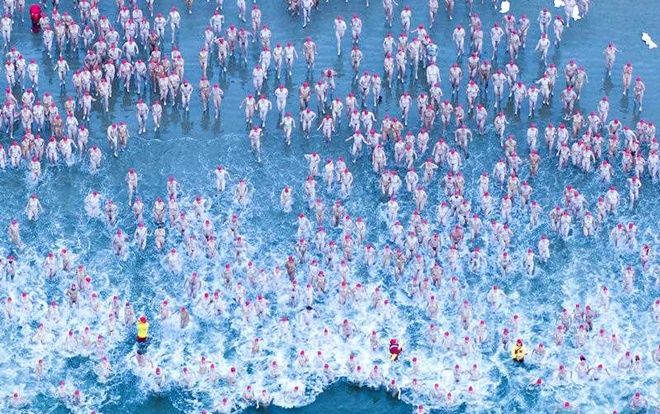 Gần 2.000 người bơi khỏa thân giữa cái lạnh 5 độ C mừng ngày đông chí