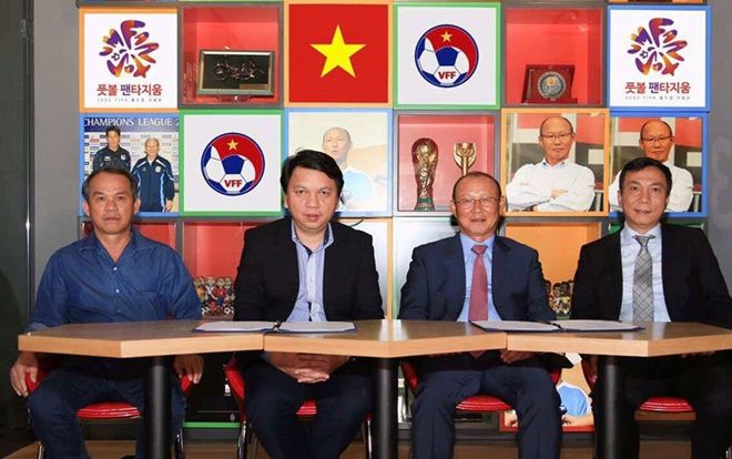 Mặt trái từ hợp đồng của HLV Park Hang Seo và VFF