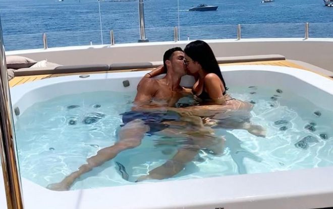 Ronaldo 'khoá môi' bạn gái nóng bỏng trên siêu thuyền
