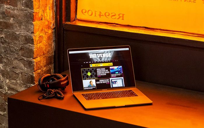 Ngoài iPhone, Apple còn giới thiệu MacBook Pro siêu to vào tháng 9 tới