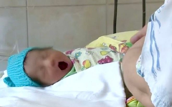 Trẻ sơ sinh bị bỏ rơi trong bụi rậm, danh tính 'người hùng' khiến ai cũng bất ngờ