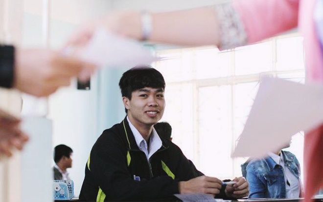 Nhìn lại loạt ảnh đáng yêu của Công Phượng, Văn Toàn dắt tay nhau đi thi THPT