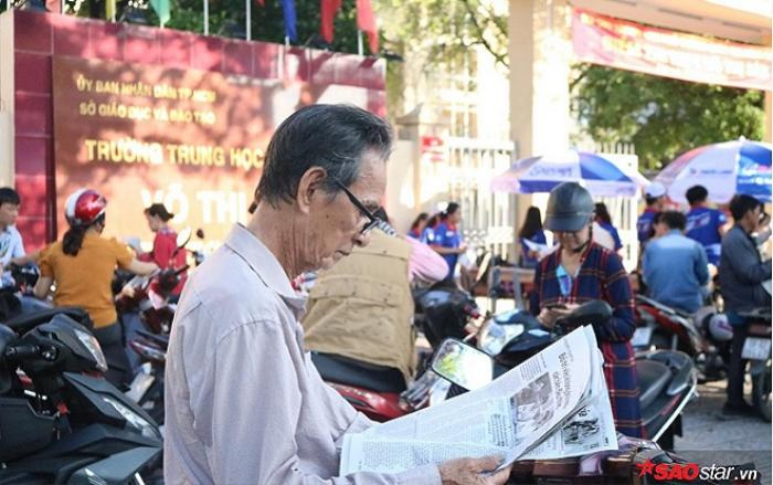 Kỳ thi THPT Quốc gia 2019: Phụ huynh tranh thủ đọc báo, đội nắng chờ con trong ngày thi đầu tiên