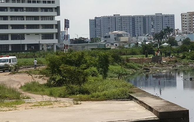 Tài xế Grab Bike nghi bị sát hại bỏ thi thể bên bờ kênh ở Sài Gòn