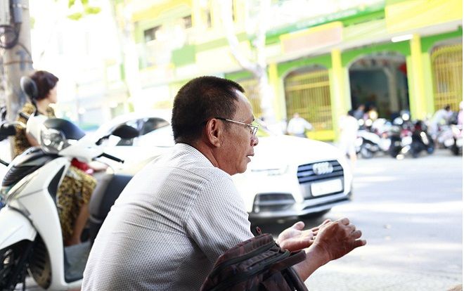 Phụ huynh đội nắng ngồi vỉa hè, hồi hộp đợi con trong ngày thi thứ 2 kỳ thi THPT Quốc gia 2019