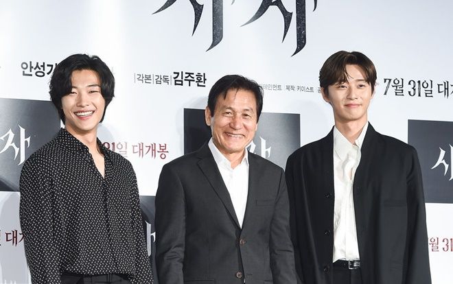 Park Seo Joon đẹp trai, áp đảo Woo Do Hwan tại họp báo phim 'The Divine Fury'