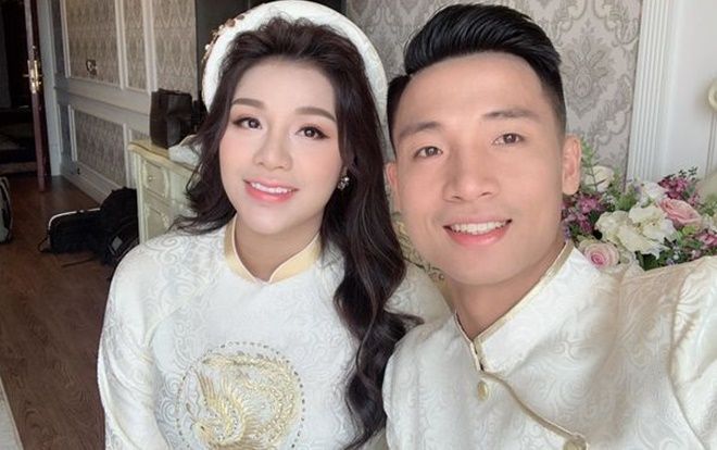 Bùi Tiến Dũng 'nhập vai' Tuấn Hưng hát cực chất tặng bạn gái trong lễ đính hôn