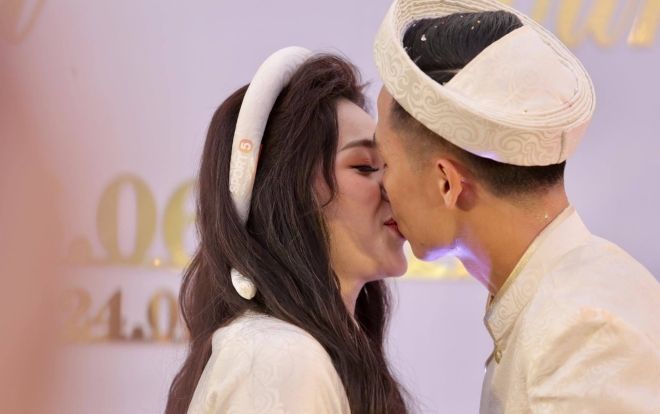 Bùi Tiến Dũng ngọt ngào hôn cô dâu, fan nữ vừa 'đau lòng' lại vừa hạnh phúc