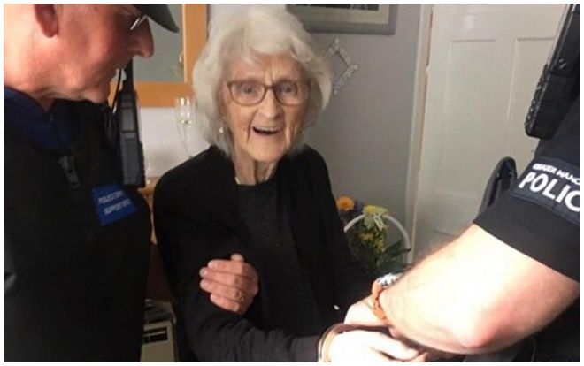 Cụ bà 93 tuổi tha thiết muốn cảnh sát bắt giữ vì lý do bất ngờ