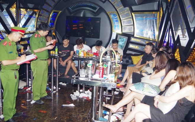 Bắt quả tang 28 nam nữ thanh niên đang 'bay lắc' trong quán karaoke ở Hà Nam
