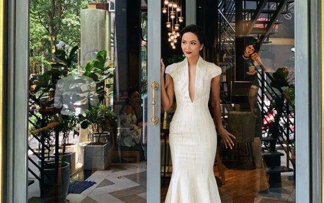 Những tưởng H'Hen Niê mặc váy xẻ sâu tận rốn, nhưng fan hãy yên tâm vì sự thật hoàn toàn khác