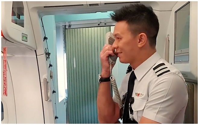 Ba mẹ nói chưa được thấy con tại nơi làm việc, chàng phi công quyết định làm điều bất ngờ này