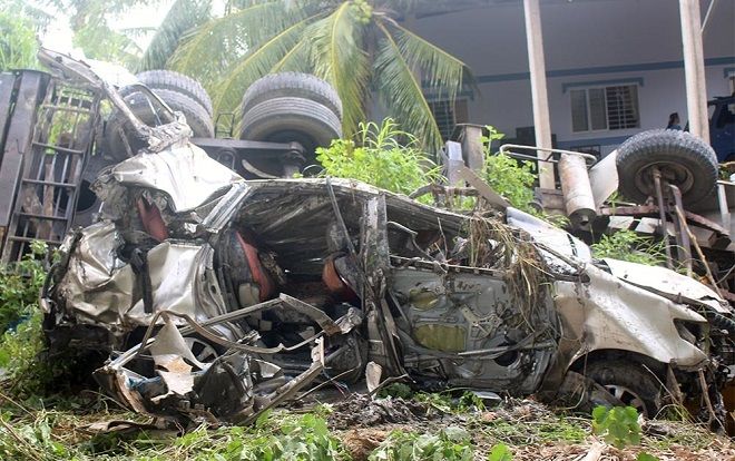 Xe cẩu và ô tô 7 chỗ đâm nhau rồi lao xuống kênh khiến 5 người thương vong