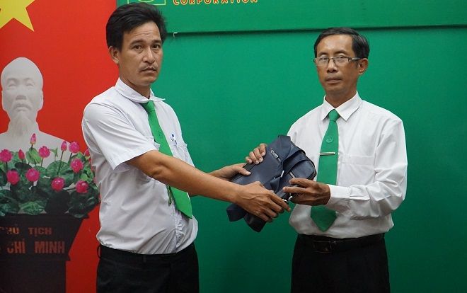 Tài xế ở Đà Nẵng trả lại 130 triệu đồng cho du khách bỏ quên trên taxi