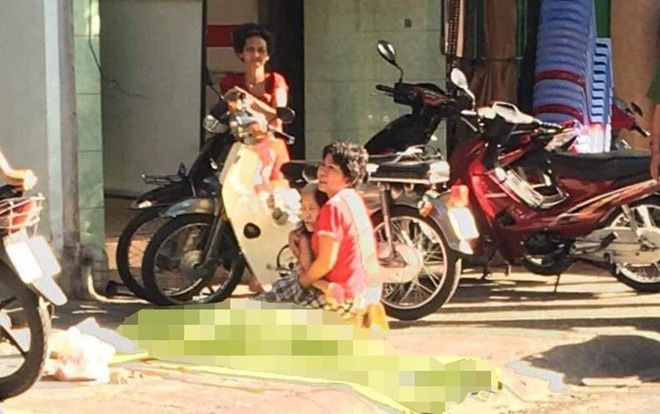 Mẹ gào khóc ôm xác con trai rơi từ lầu 3 xuống đất tử vong ở Sài Gòn
