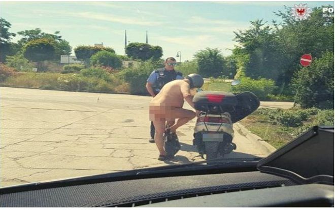 Người đàn ông khỏa thân cưỡi xe tay ga vì… quá nóng