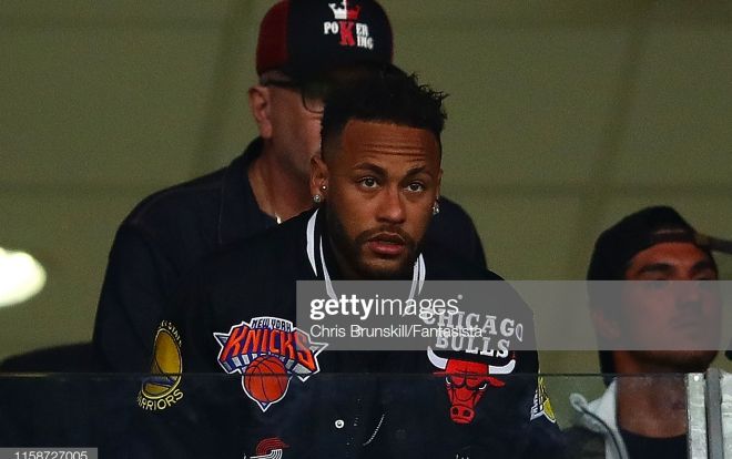 Neymar suýt khóc trên khán đài khi Brazil đá Penalty